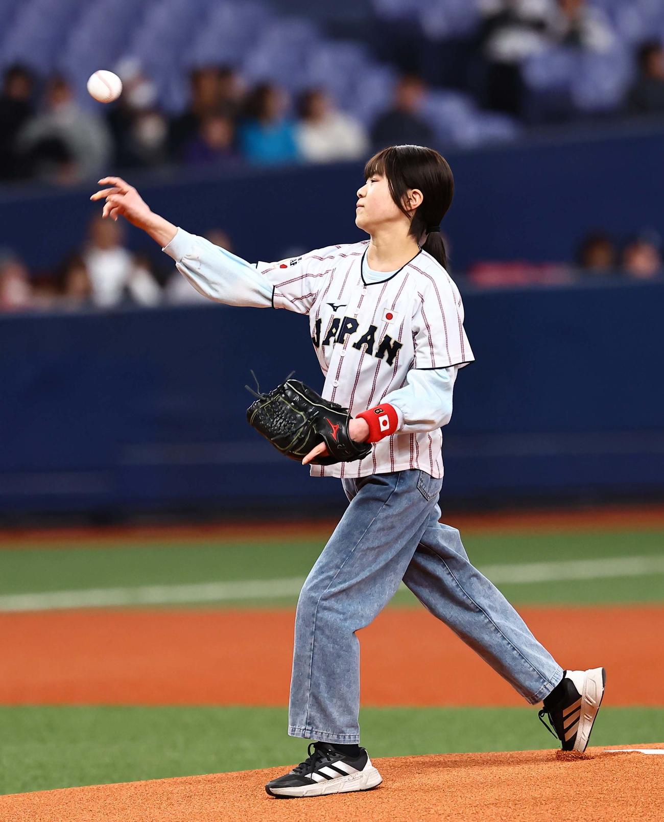 日本対オランダ　始球式で登板する範咲希さん（撮影・上田博志）