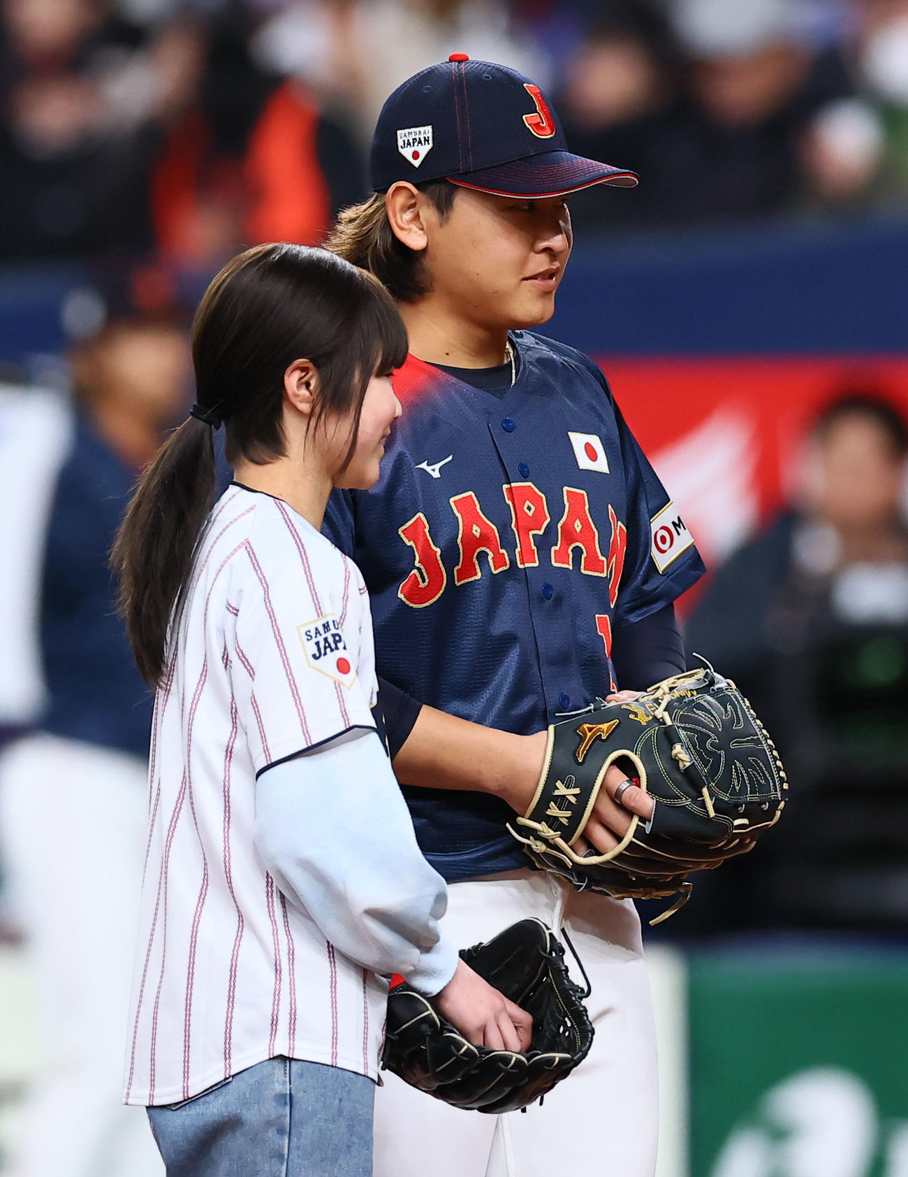 オランダ対日本　始球式を務めた範咲希さんと記念写真に納まる宮城（撮影・藤尾明華）
