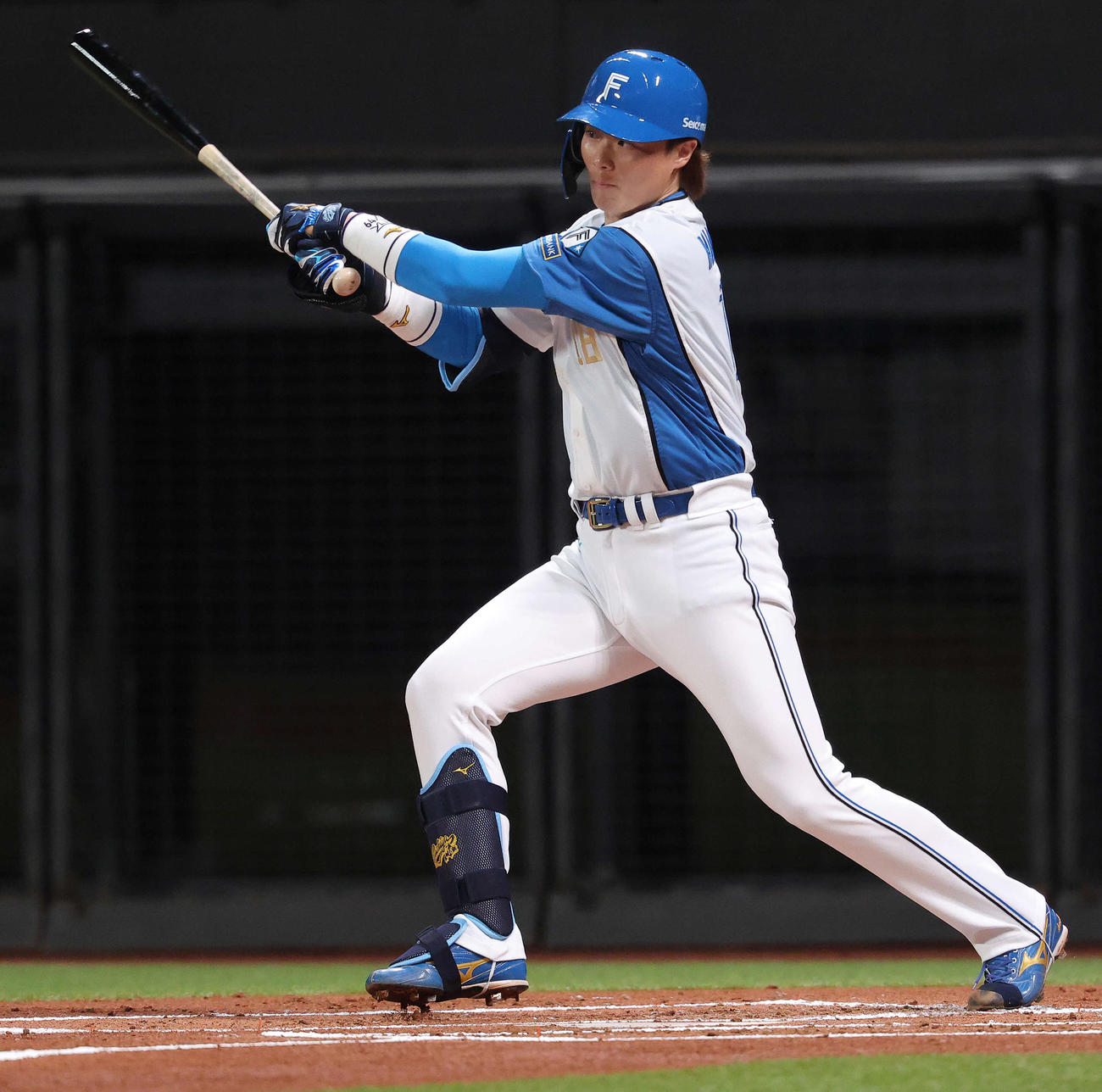 日本ハム対西武　1回裏日本ハム無死、一、三塁、内野ゴロを放つ山崎（撮影・河田真司）