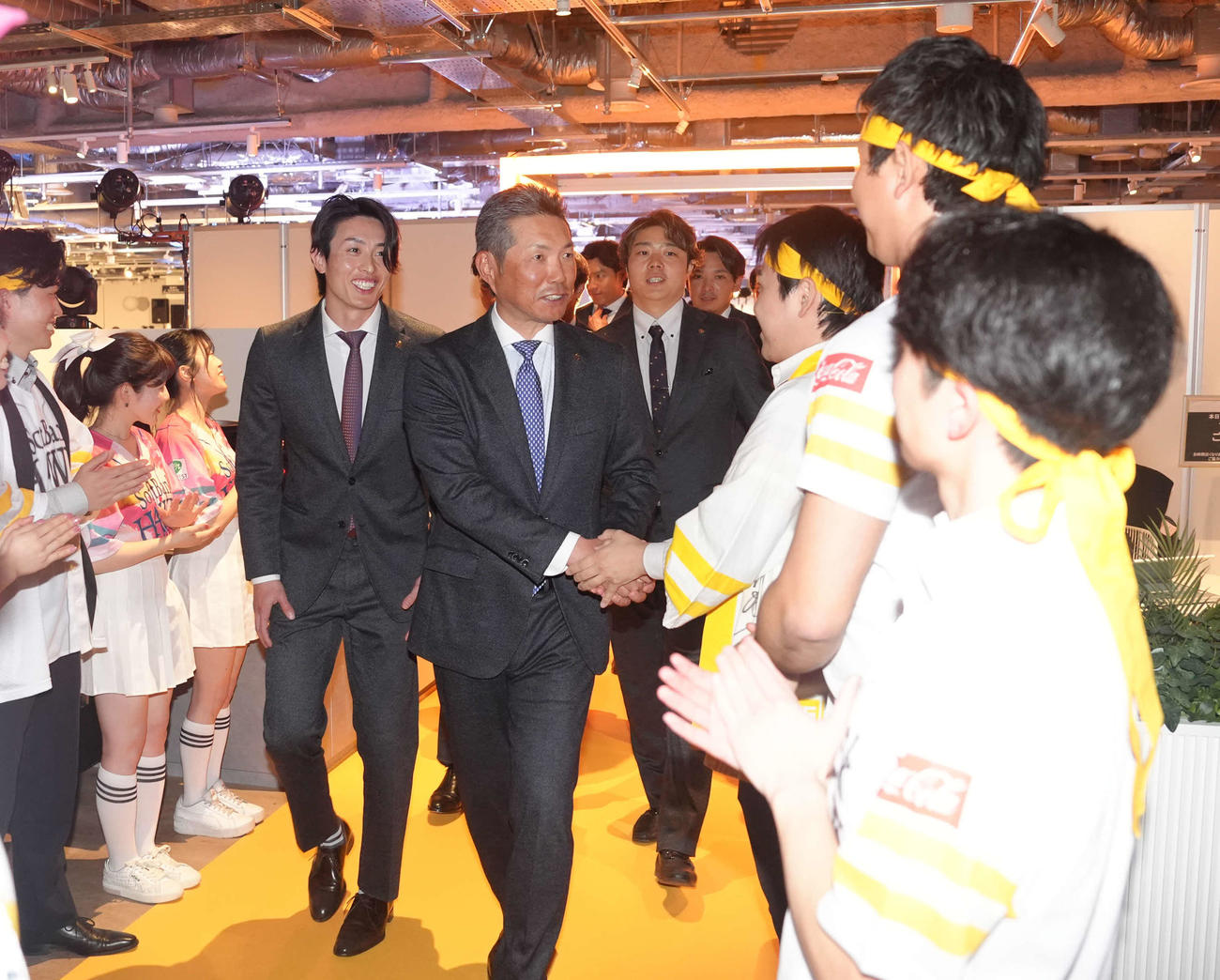 激励会でソフトバンクグループの応援団に笑顔を見せる小久保監督（中央）と周東（左）（撮影・足立雅史）