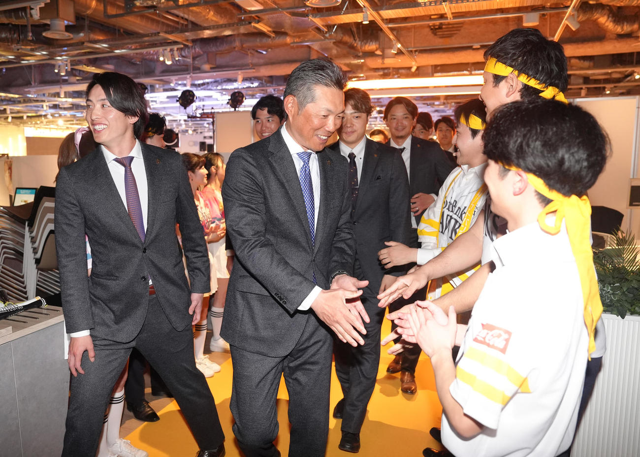 激励会でソフトバンクグループの応援団に笑顔を見せる小久保監督（中央）と周東（左）（撮影・足立雅史）