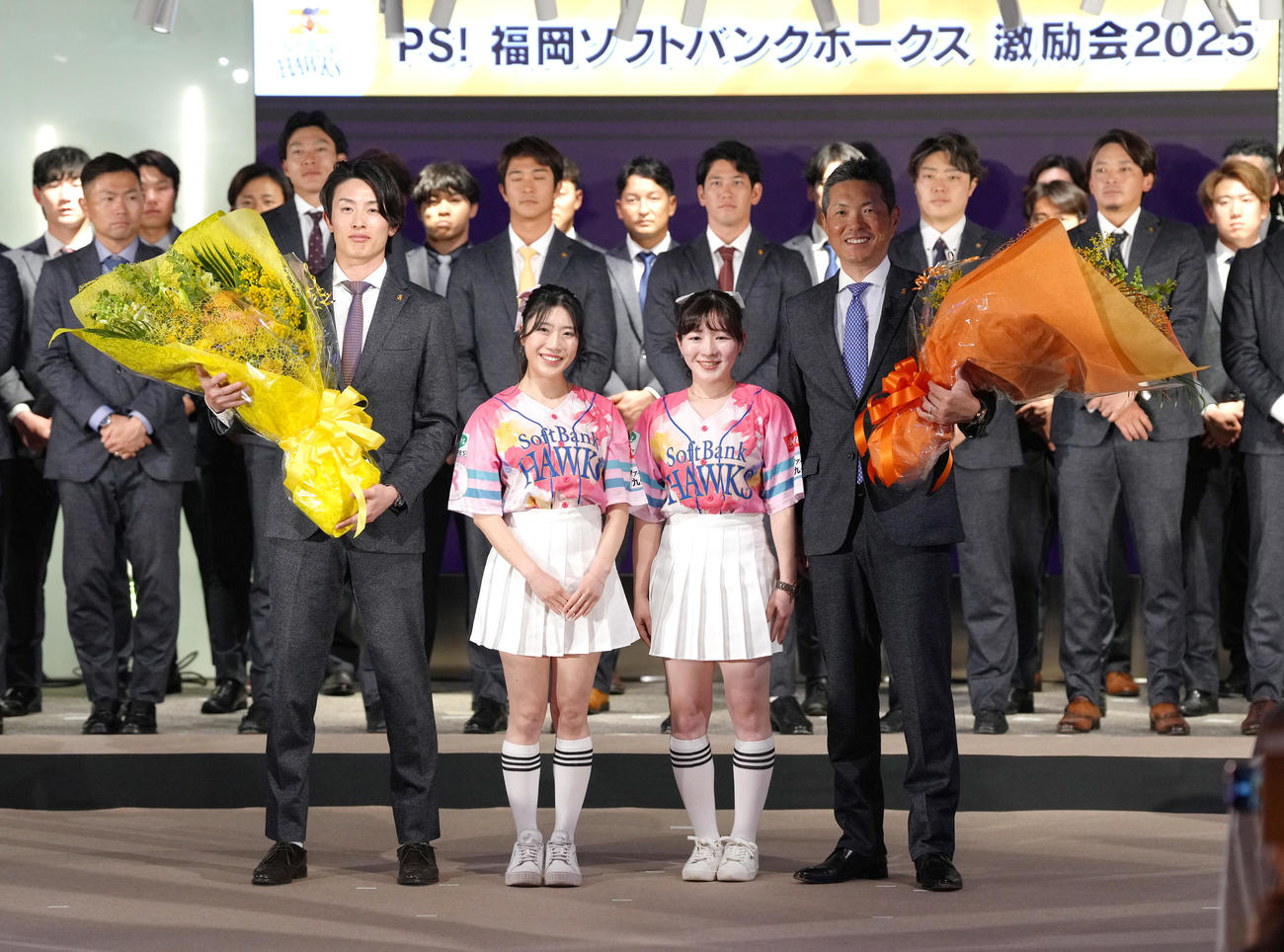 激励会でソフトバンクグループの応援団から花束を受け取る小久保監督（右）と周東（撮影・足立雅史）