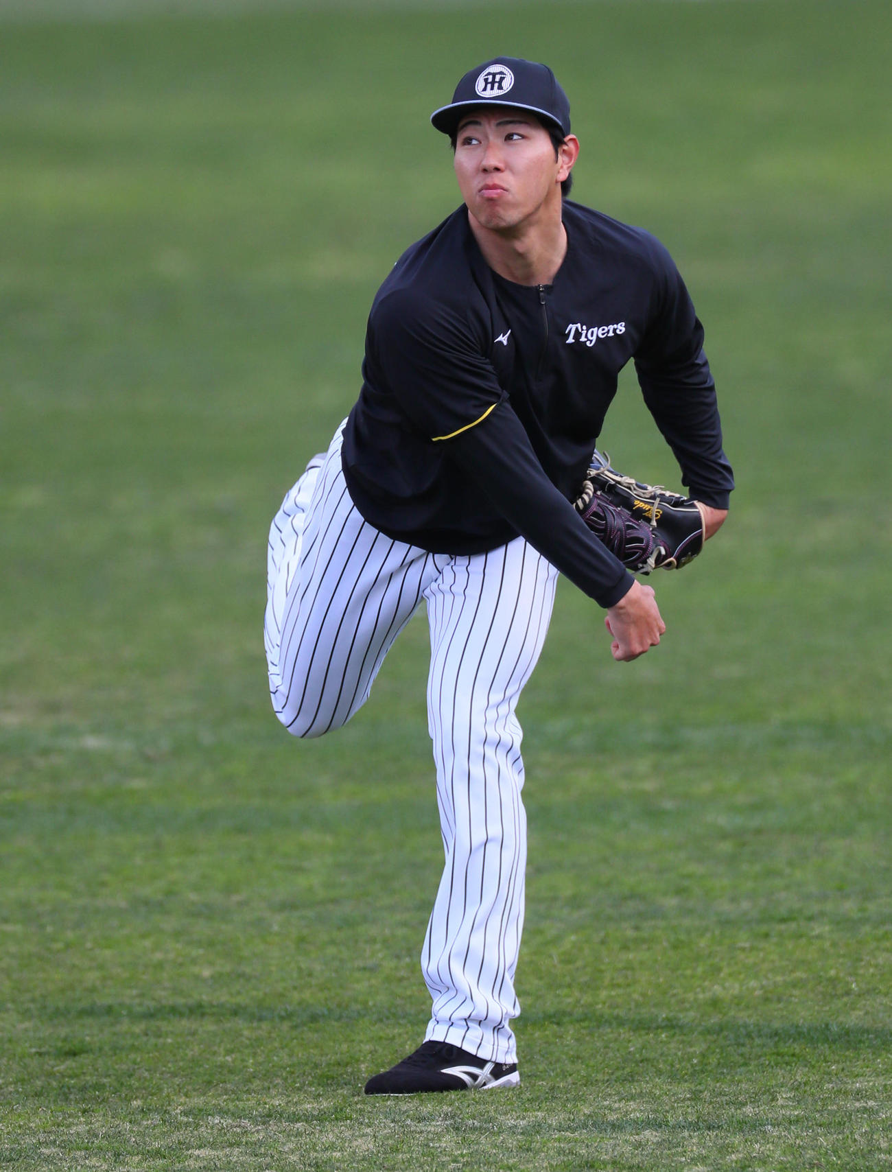 キャッチボールを行う阪神工藤（撮影・宮崎幸一）