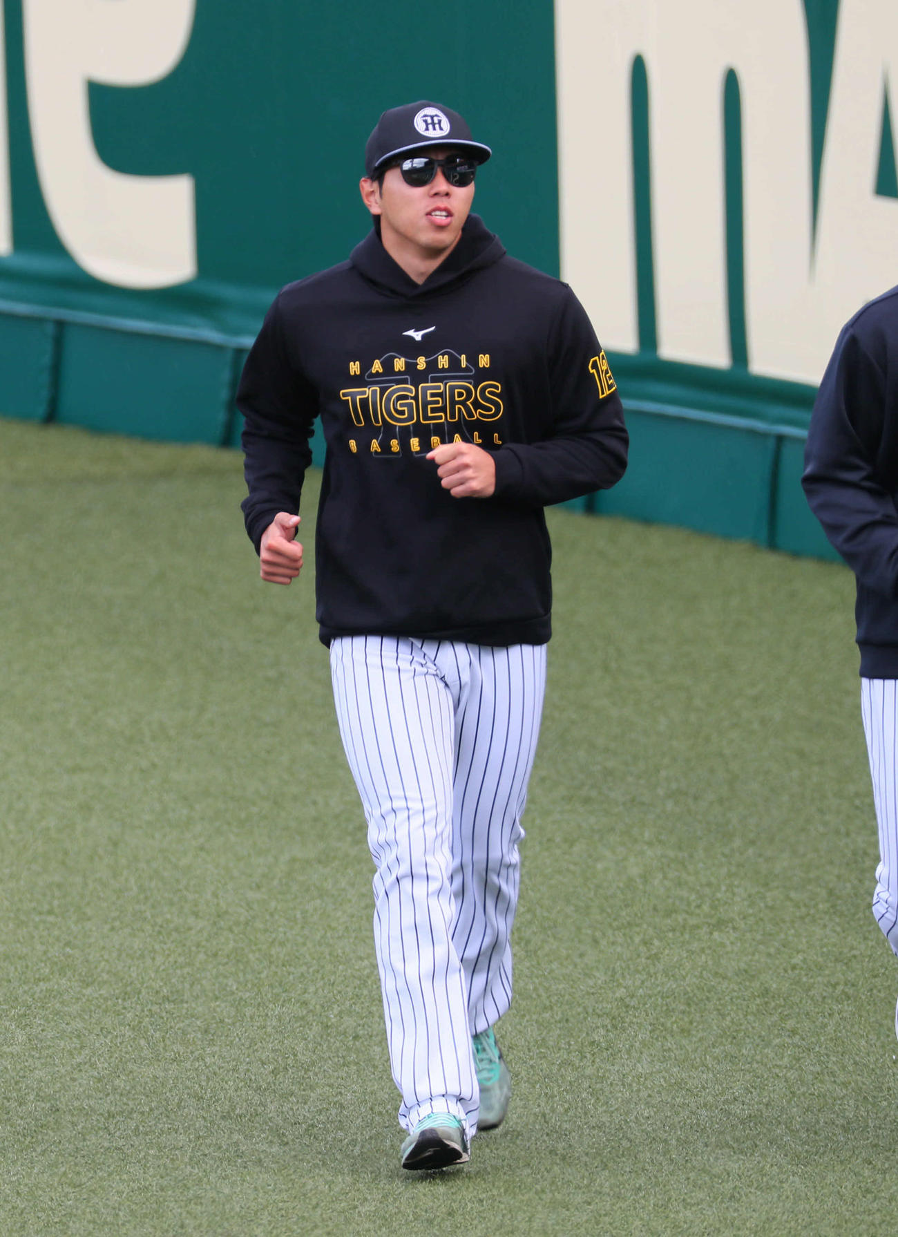 ランニングを行う阪神工藤（撮影・宮崎幸一）