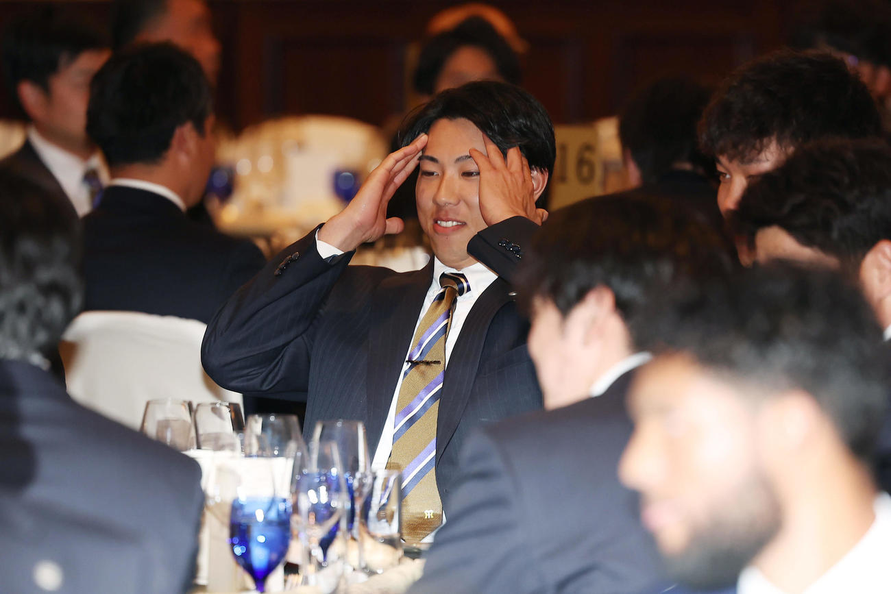 激励会で阪神藤川監督から支配下登録のサプライズ発表を受けた工藤（中央）（撮影・前田充）