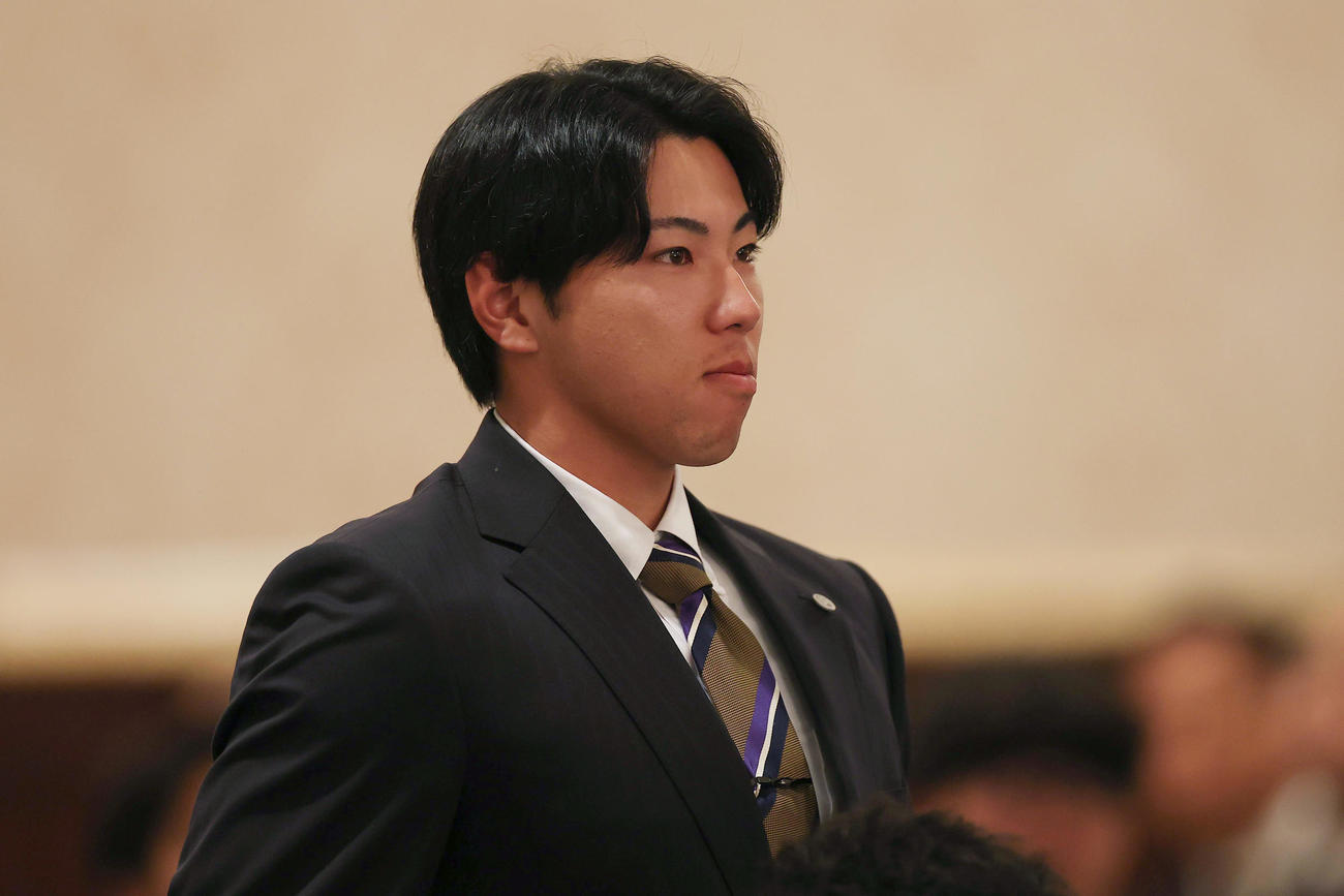 激励会で阪神藤川監督から支配下登録のサプライズ発表を受けた工藤（左）（撮影・前田充）