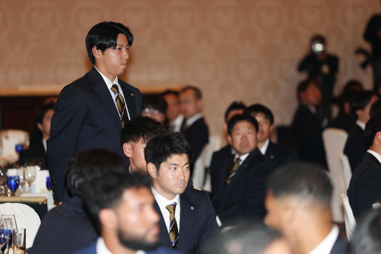 激励会で阪神藤川監督から支配下登録のサプライズ発表を受けた工藤（左）（撮影・前田充）