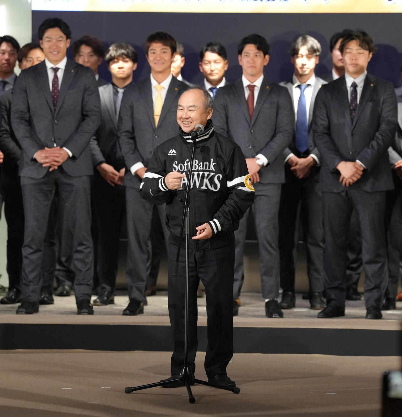 激励会であいさつするソフトバンク孫オーナー（撮影・足立雅史）