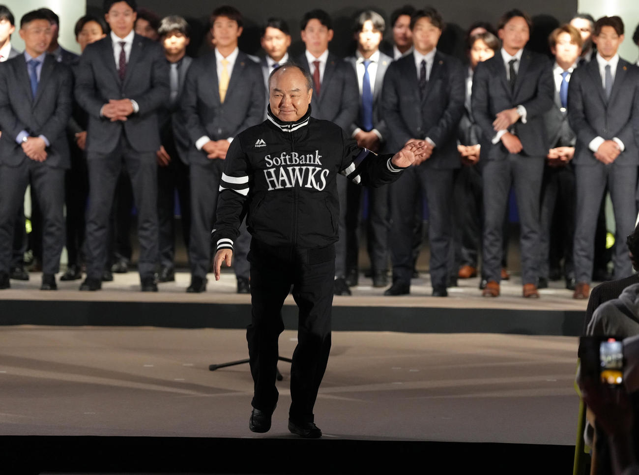 激励会であいさつを終え、会場を後にするソフトバンク孫オーナー（撮影・足立雅史）