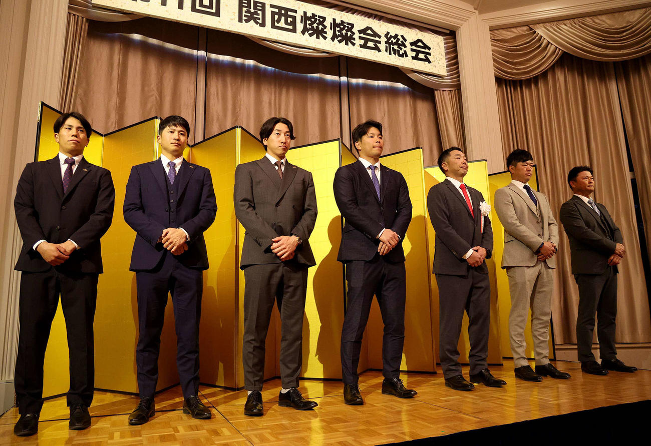「第11回　関西燦燦会総会」に出席した左から、巨人門脇、泉口、大勢、大城卓、阿部監督、内海投手コーチ、橋上作戦戦略コーチ（代表撮影）
