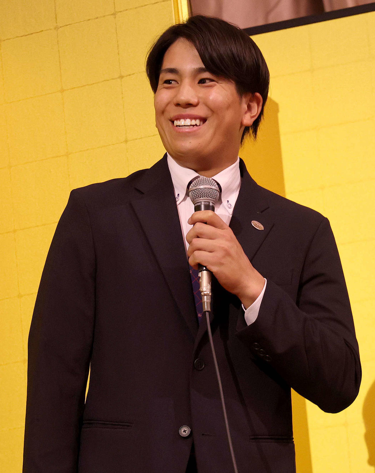 「第11回　関西燦燦会総会」に出席し、笑顔を見せる巨人門脇（代表撮影）