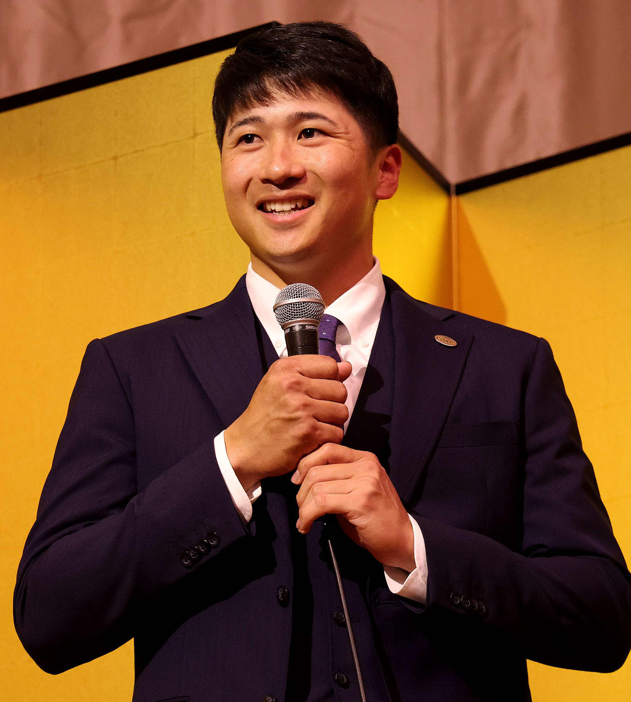 「第11回　関西燦燦会総会」に出席し、笑顔を見せる巨人泉口（代表撮影）