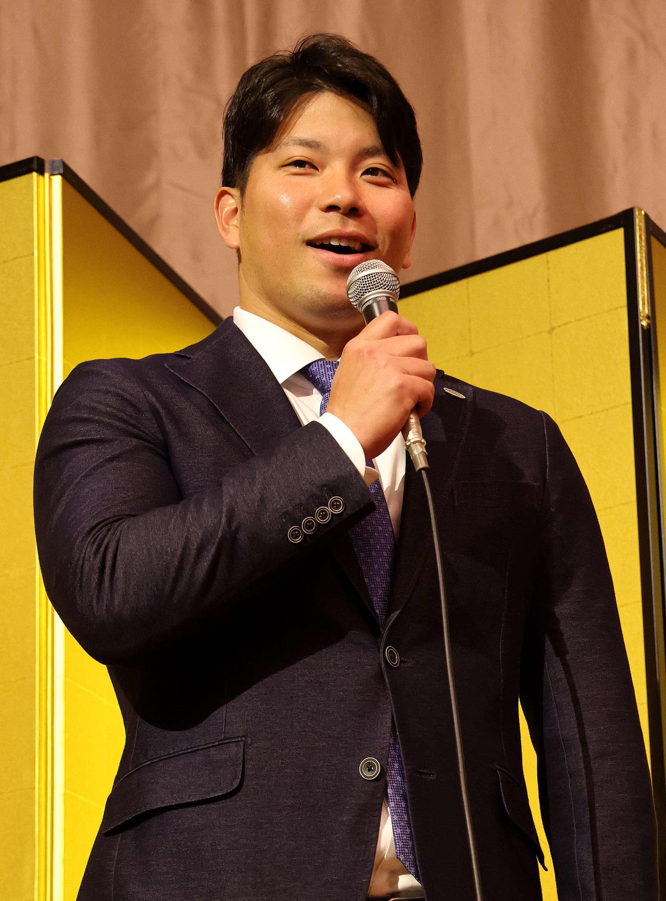「第11回　関西燦燦会総会」に出席し、笑顔を見せる巨人大城卓（代表撮影）