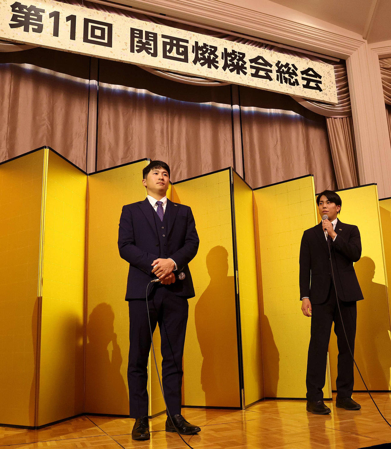 「第11回　関西燦燦会総会」に出席した巨人泉口（左）と門脇（代表撮影）