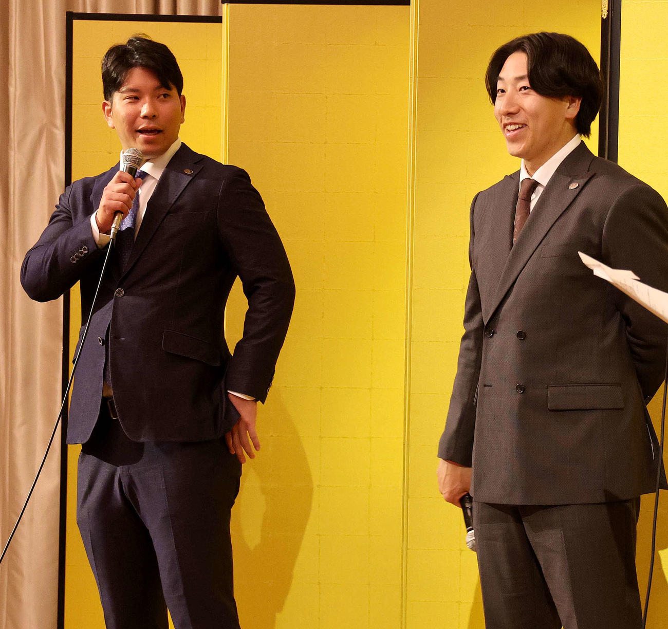 「第11回　関西燦燦会総会」に出席した巨人大城卓（左）と大勢（代表撮影）