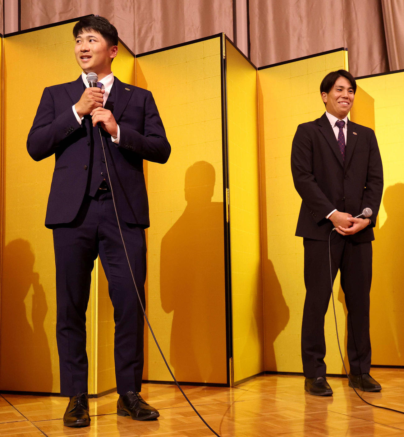 「第11回　関西燦燦会総会」に出席した巨人泉口（左）と門脇（代表撮影）