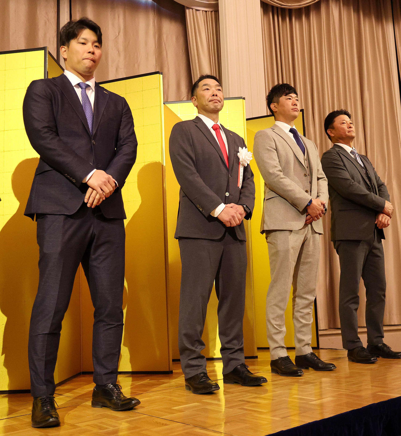 「第11回　関西燦燦会総会」に出席した、左から巨人大城卓、阿部監督、内海投手コーチ、橋上作戦戦略コーチ（代表撮影）