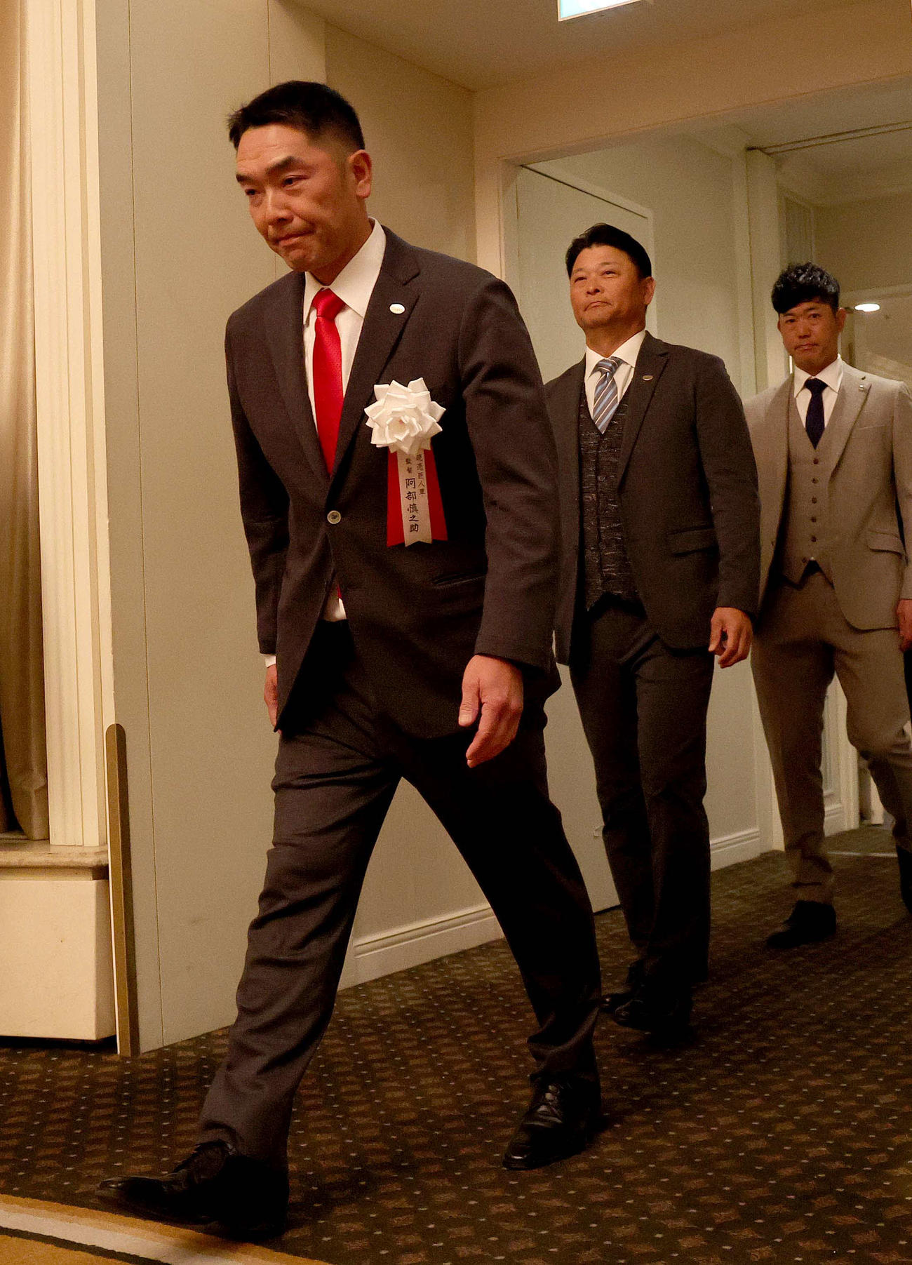 「第11回　関西燦燦会総会」に出席した前から巨人阿部監督、橋上作戦戦略コーチ、内海投手コーチ（代表撮影）