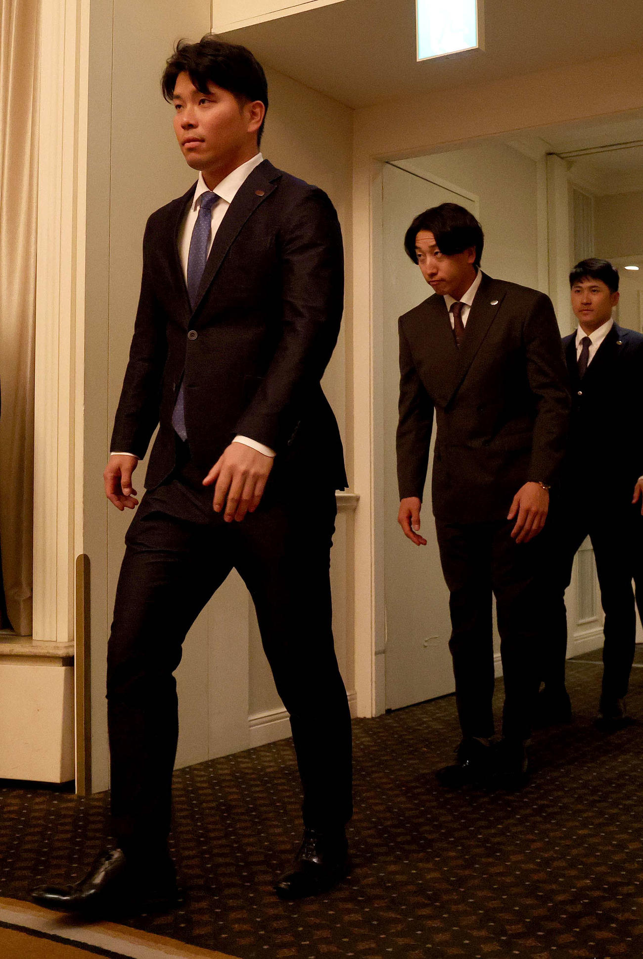 「第11回　関西燦燦会総会」に出席した前から巨人大城卓、大勢、泉口（代表撮影）