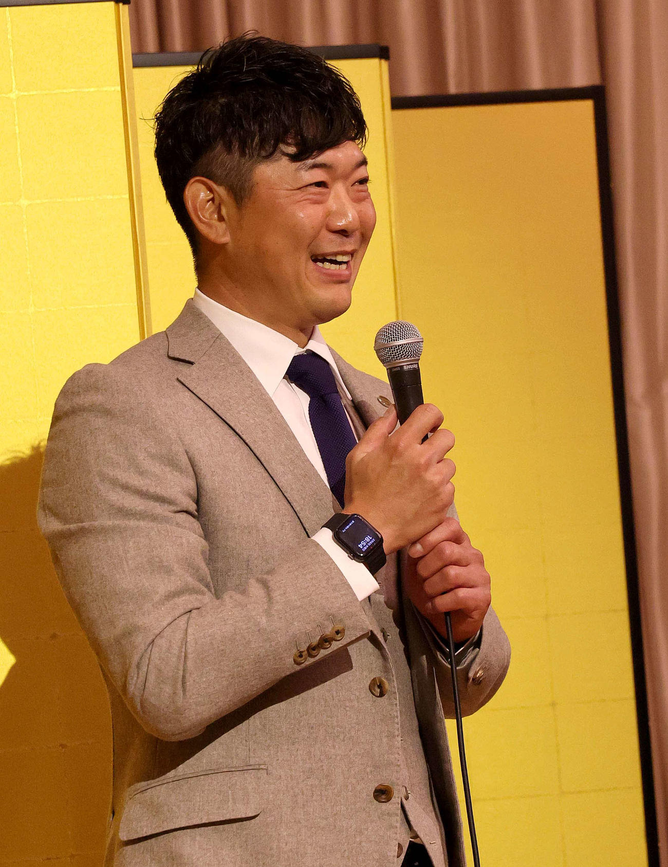 「第11回　関西燦燦会総会」に出席し、笑顔を見せる内海投手コーチ（代表撮影）