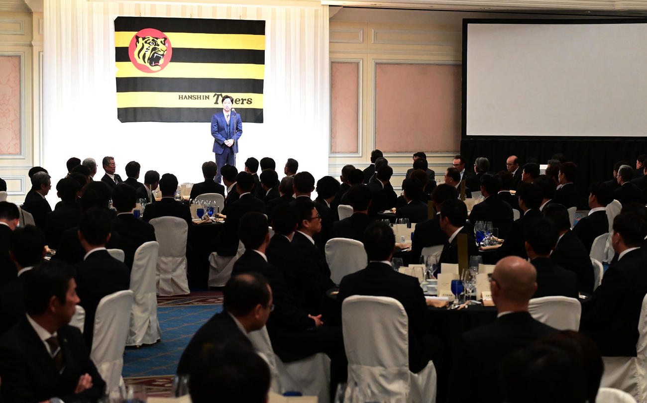 選手・関係者を前に今季への思いを伝える阪神藤川監督（撮影・和賀正仁）
