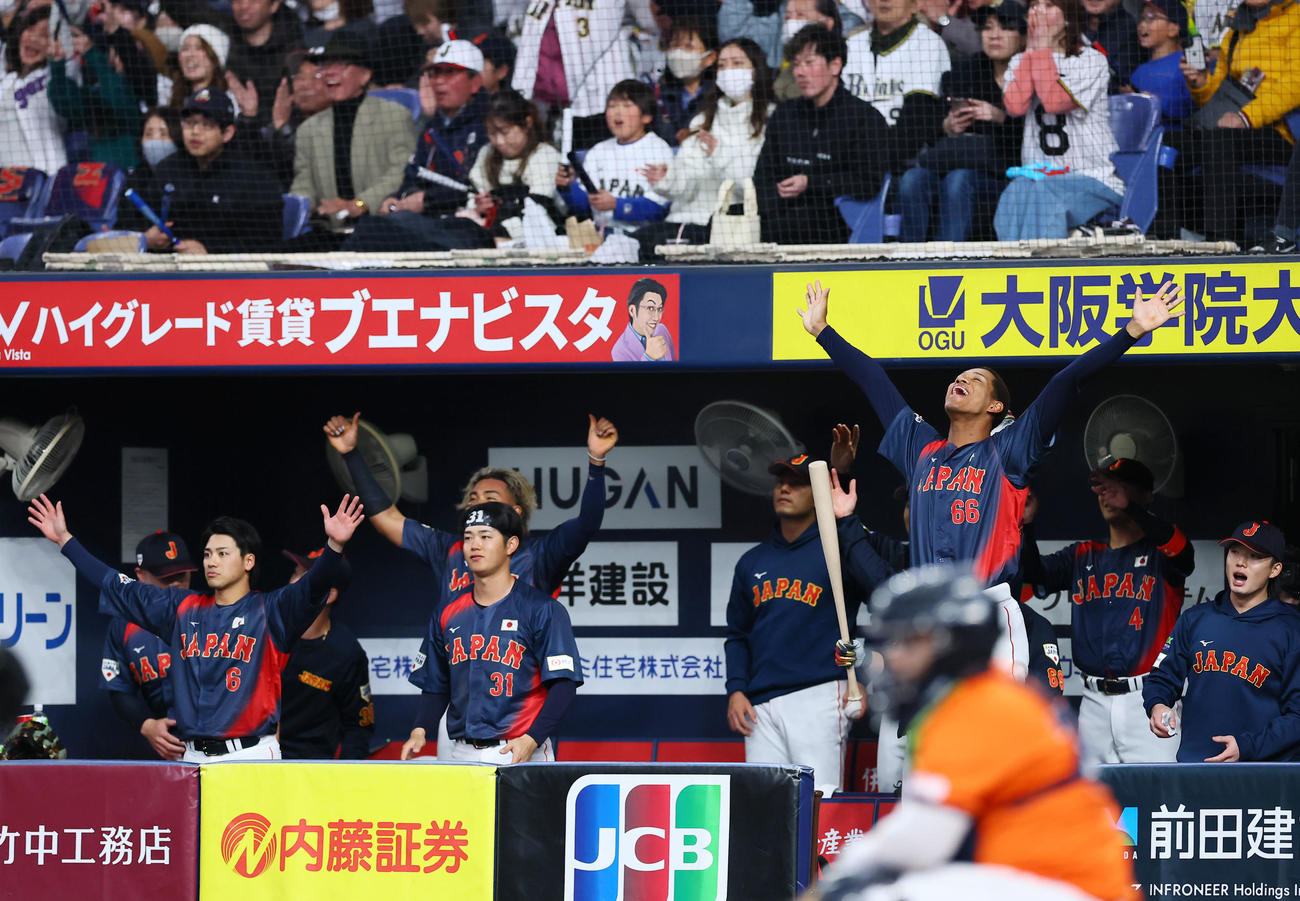 オランダ対日本　5回表日本2死、大山悠輔の本塁打に喜ぶ日本ナイン（撮影・藤尾明華）