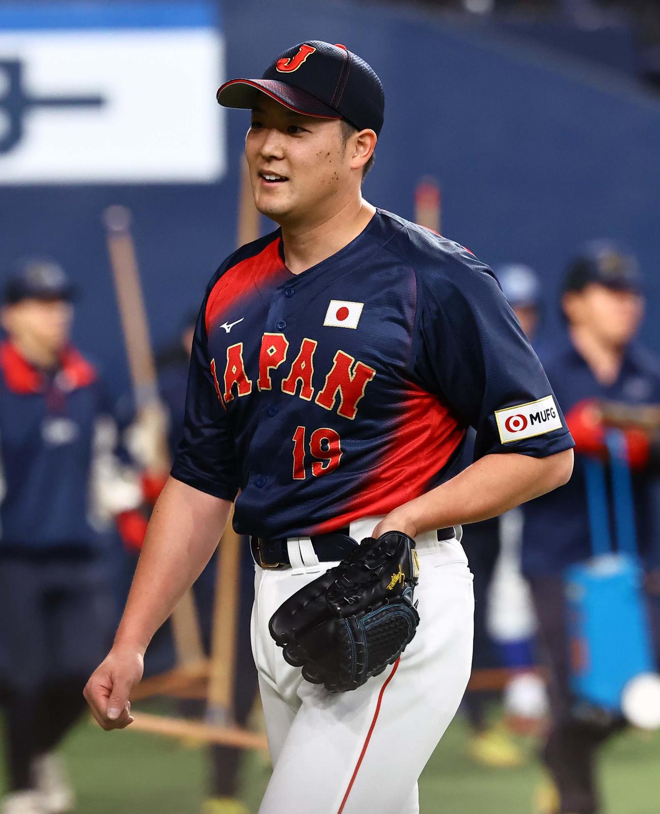 日本対オランダ　日本3番手の斎藤は無失点投球に笑顔を見せる（撮影・上田博志）