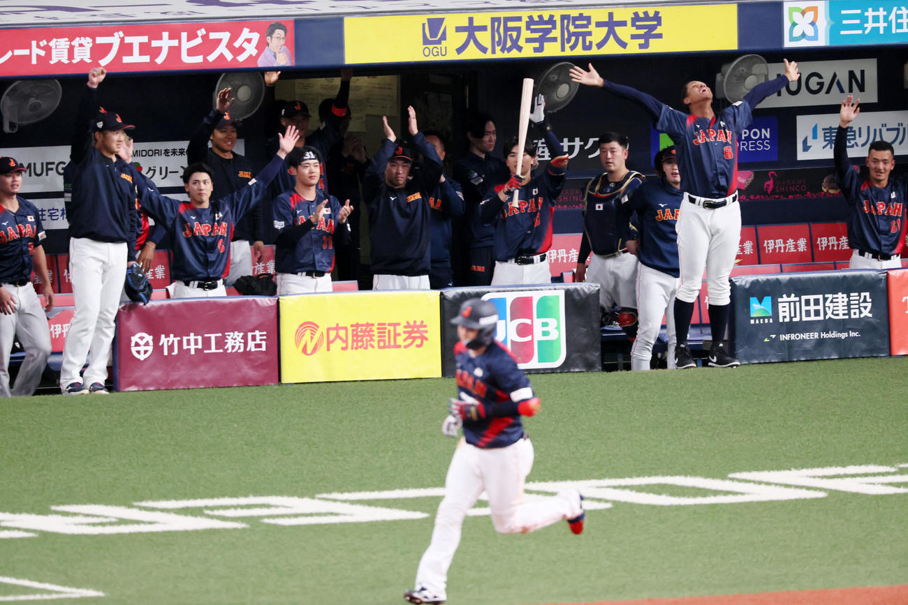 日本対オランダ　5回表日本2死、大山の左越えソロ本塁打にベンチで喜ぶナイン（撮影・加藤哉）