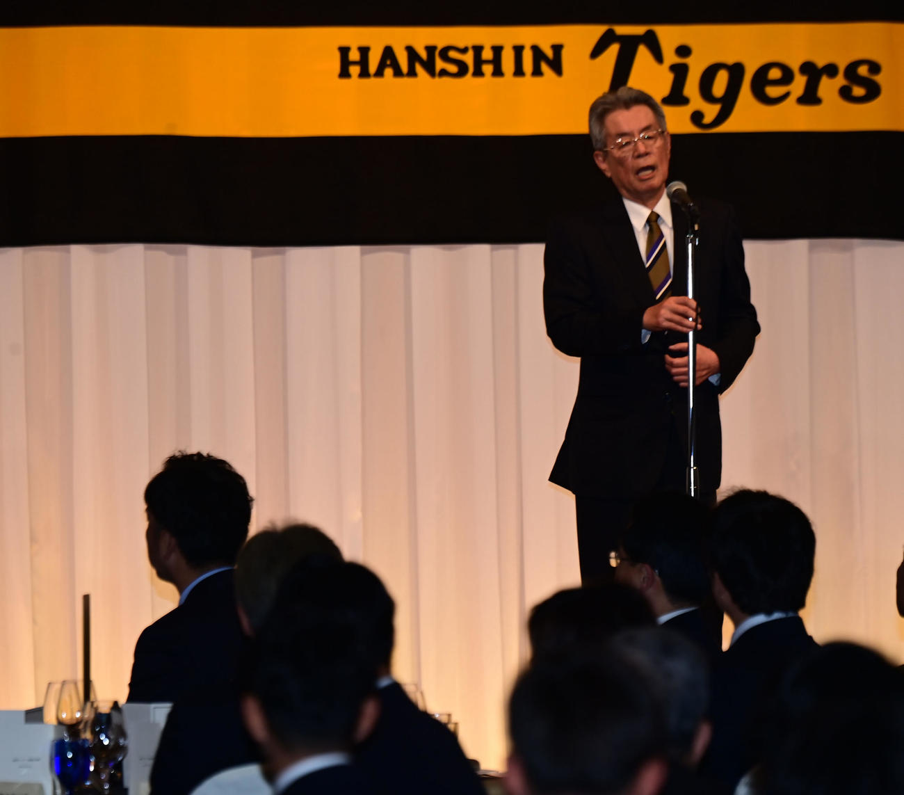 激励会で選手・関係者に言葉を投げかける秦雅夫オーナー（撮影・和賀正仁）