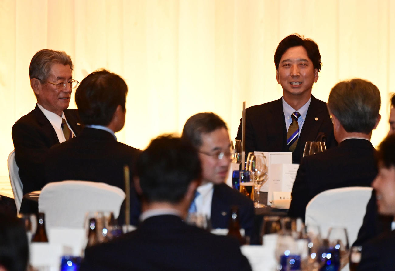 激励会で笑顔を見せる阪神藤川監督、左は秦オーナー（撮影・和賀正仁）