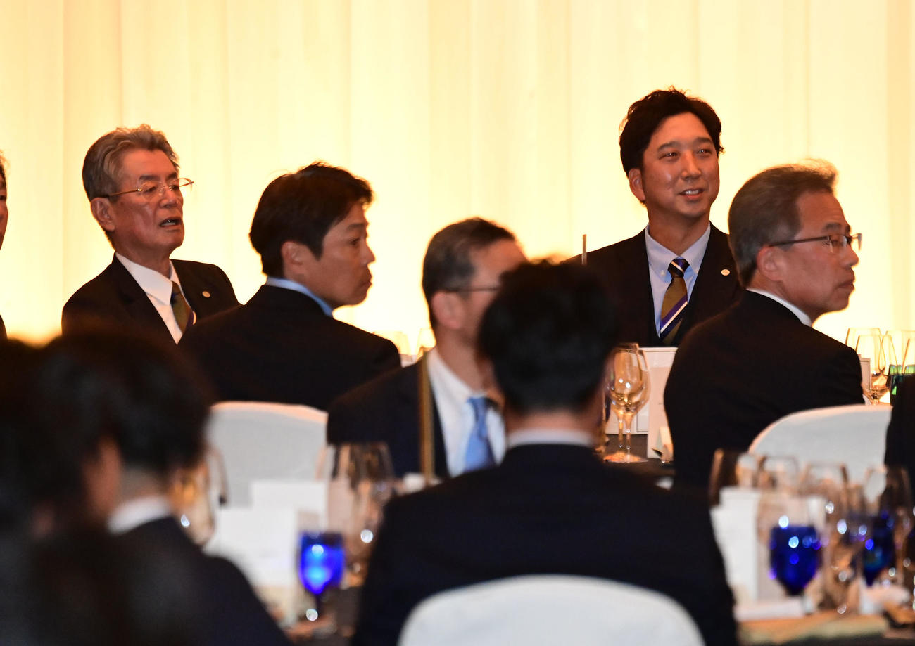 激励会で笑顔を見せる阪神藤川監督、左は秦オーナー（撮影・和賀正仁）