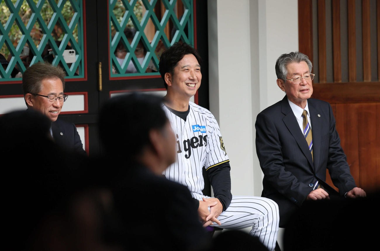 神社参拝で笑顔を見せる、左から阪神粟井球団社長、藤川監督、秦オーナー（撮影・宮崎幸一）