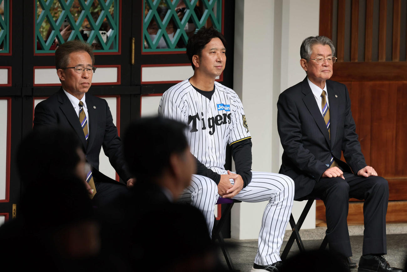 神社参拝で真剣な表情を見せる、左から阪神粟井球団社長、藤川監督、秦オーナー（撮影・宮崎幸一）