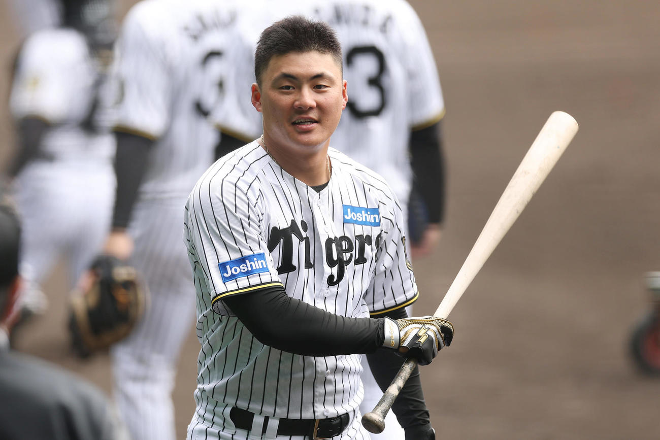 打撃練習を行う阪神前川（撮影・前田充）