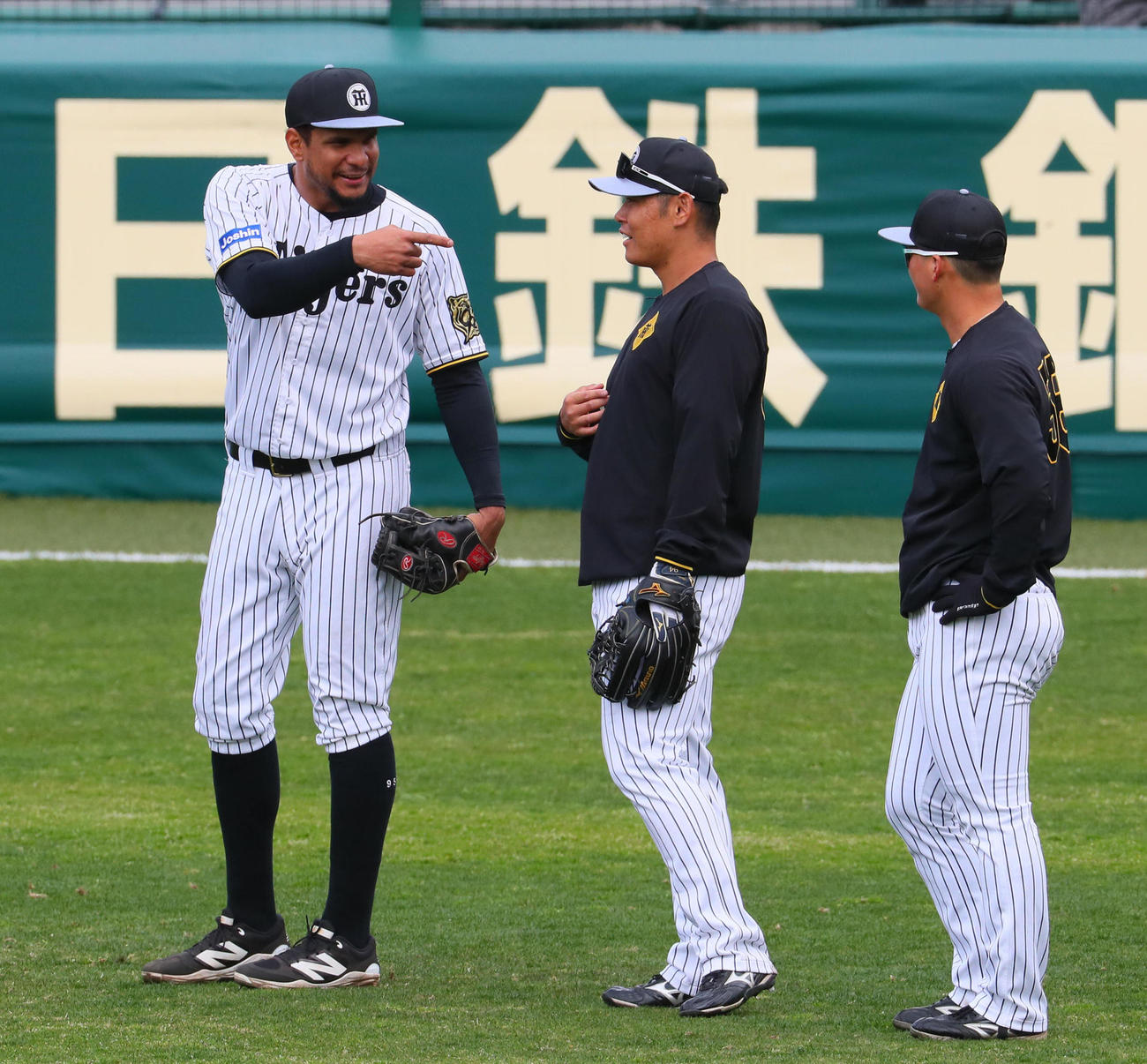 外野ノックを受ける、左から阪神ヘルナンデス、原口、前川（撮影・宮崎幸一）