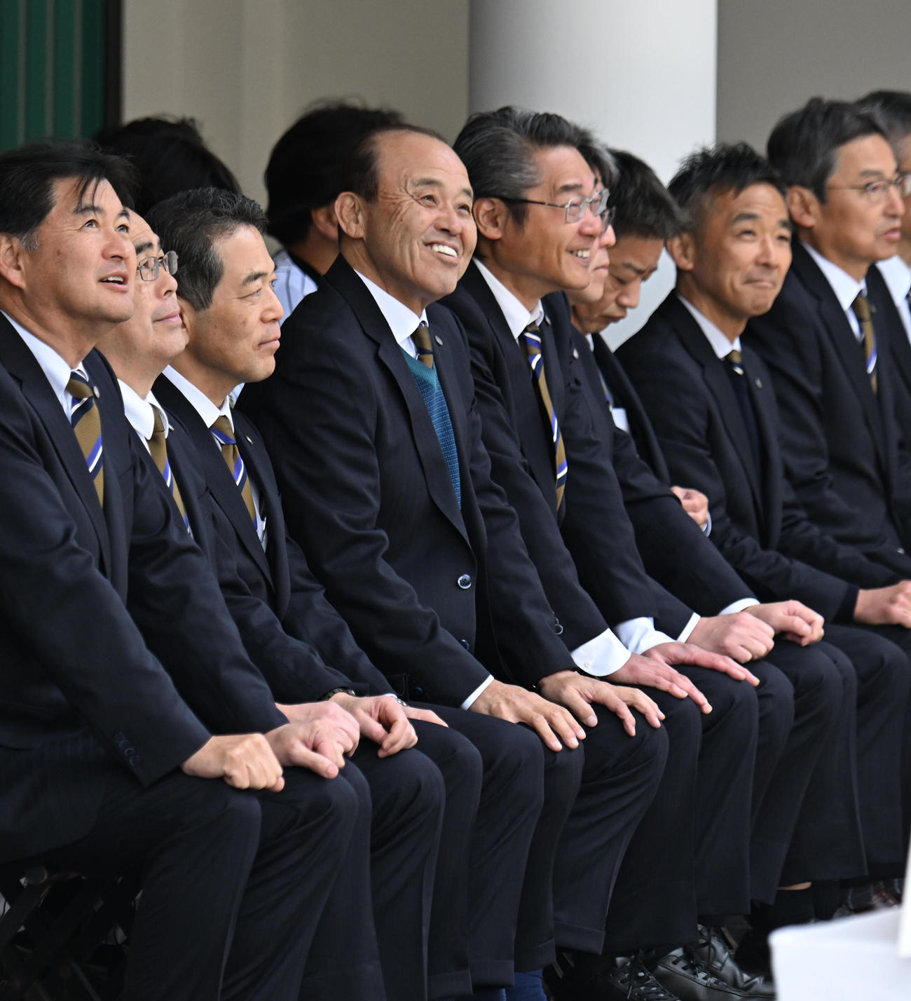 晴れやかな表情で神社参拝に臨む岡田オーナー付顧問（中央）（撮影・和賀正仁）