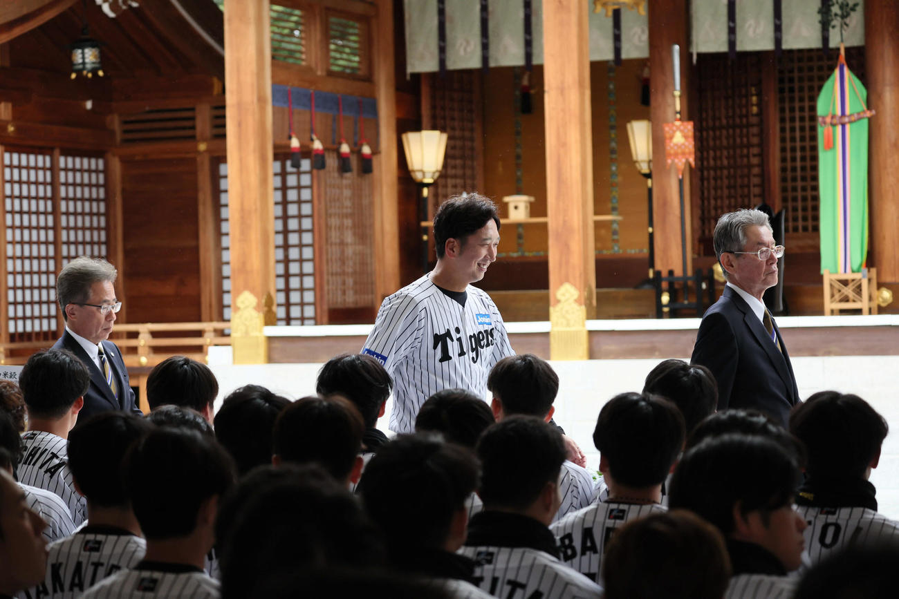 神社参拝を終えて引き揚げる、左から阪神粟井球団社長、藤川監督、秦オーナー（撮影・宮崎幸一）