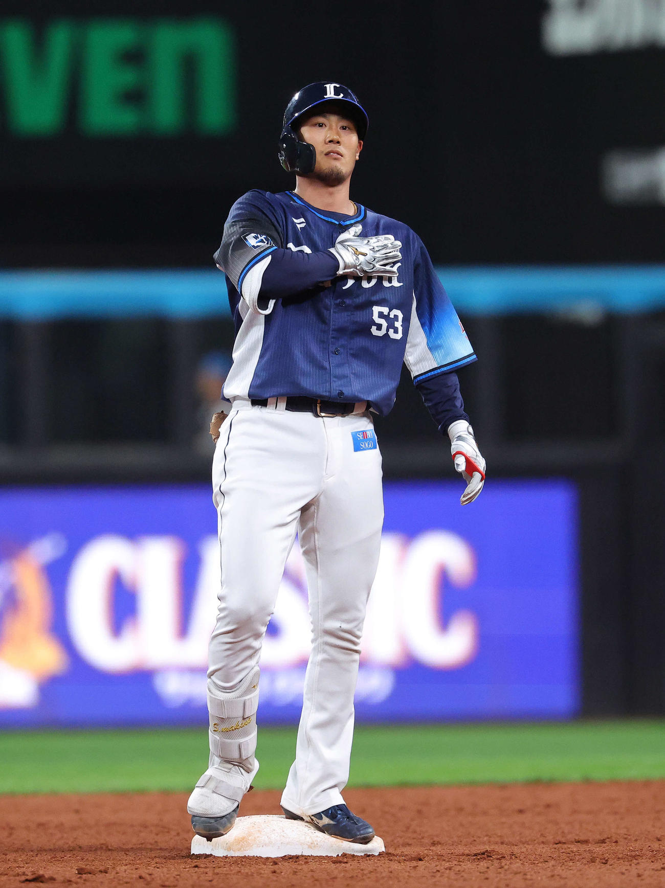 日本ハム対西武　8回表西武2死、右翼線に二塁打を放ち出塁する牧野（撮影・河田真司）