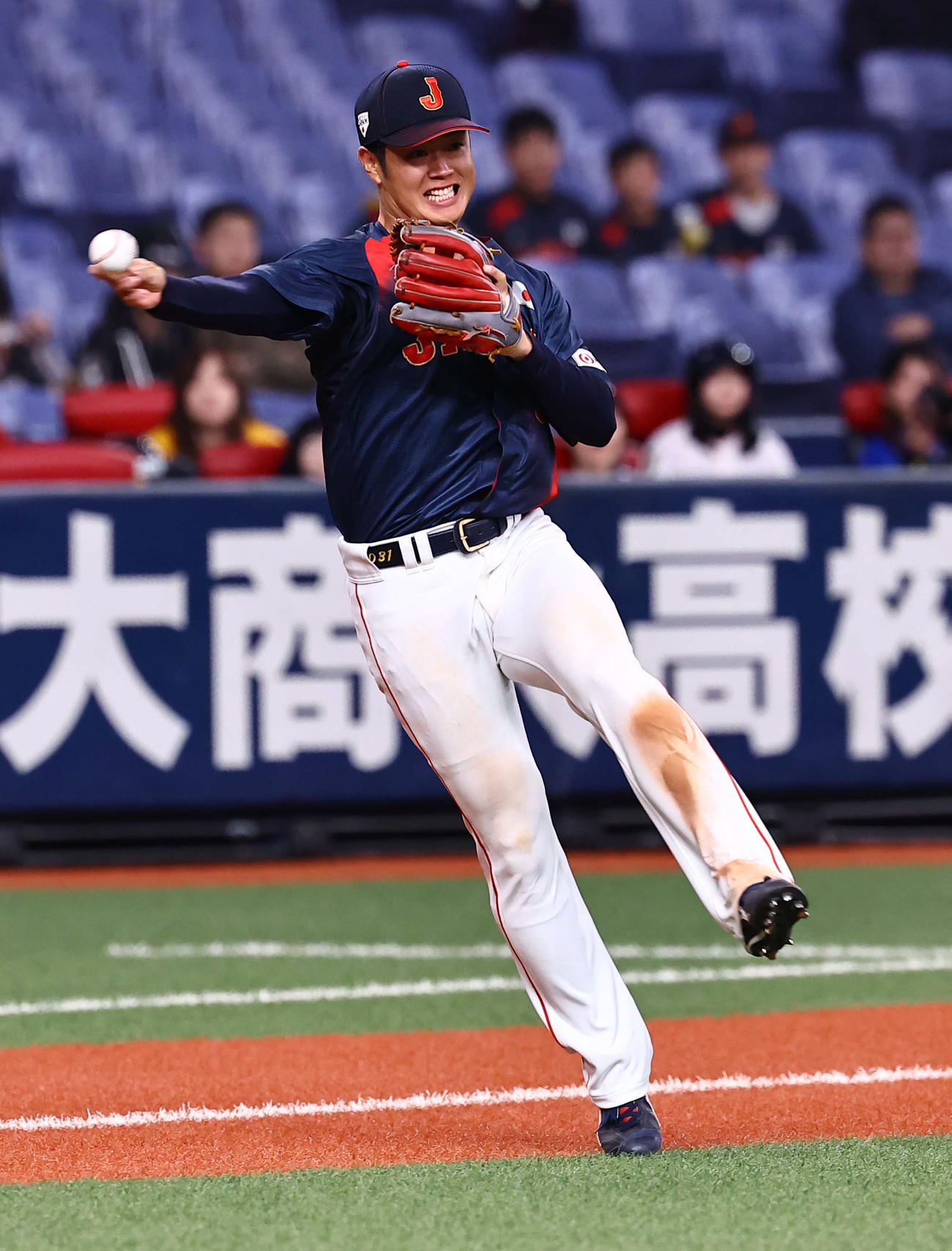 日本対オランダ　8回裏オランダ2死、太田はクローズの打球を一塁へ送球するも間に合わず内野安打を許す（撮影・上田博志）