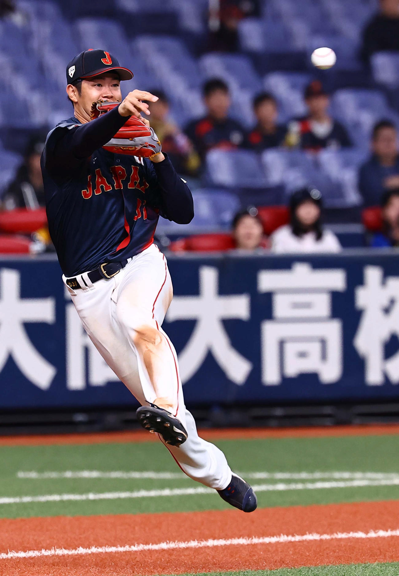 日本対オランダ　8回裏オランダ2死、太田はクローズの打球を一塁へ送球するも間に合わず内野安打を許す（撮影・上田博志）