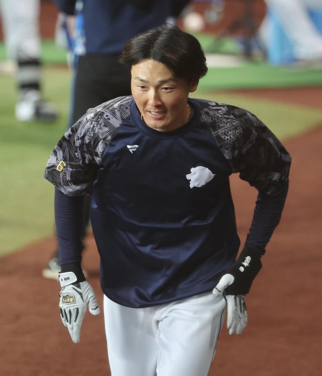日本ハム対西武　試合前、ダッシュする西武源田（撮影・河田真司）