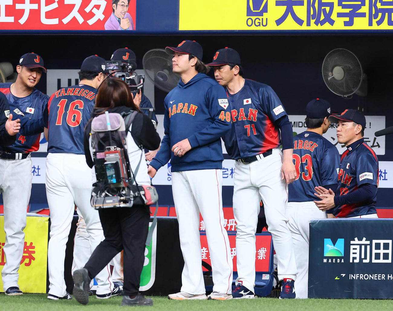 オランダ対日本　2回を終え、種市を出迎える日本井端監督（右端）（撮影・藤尾明華）