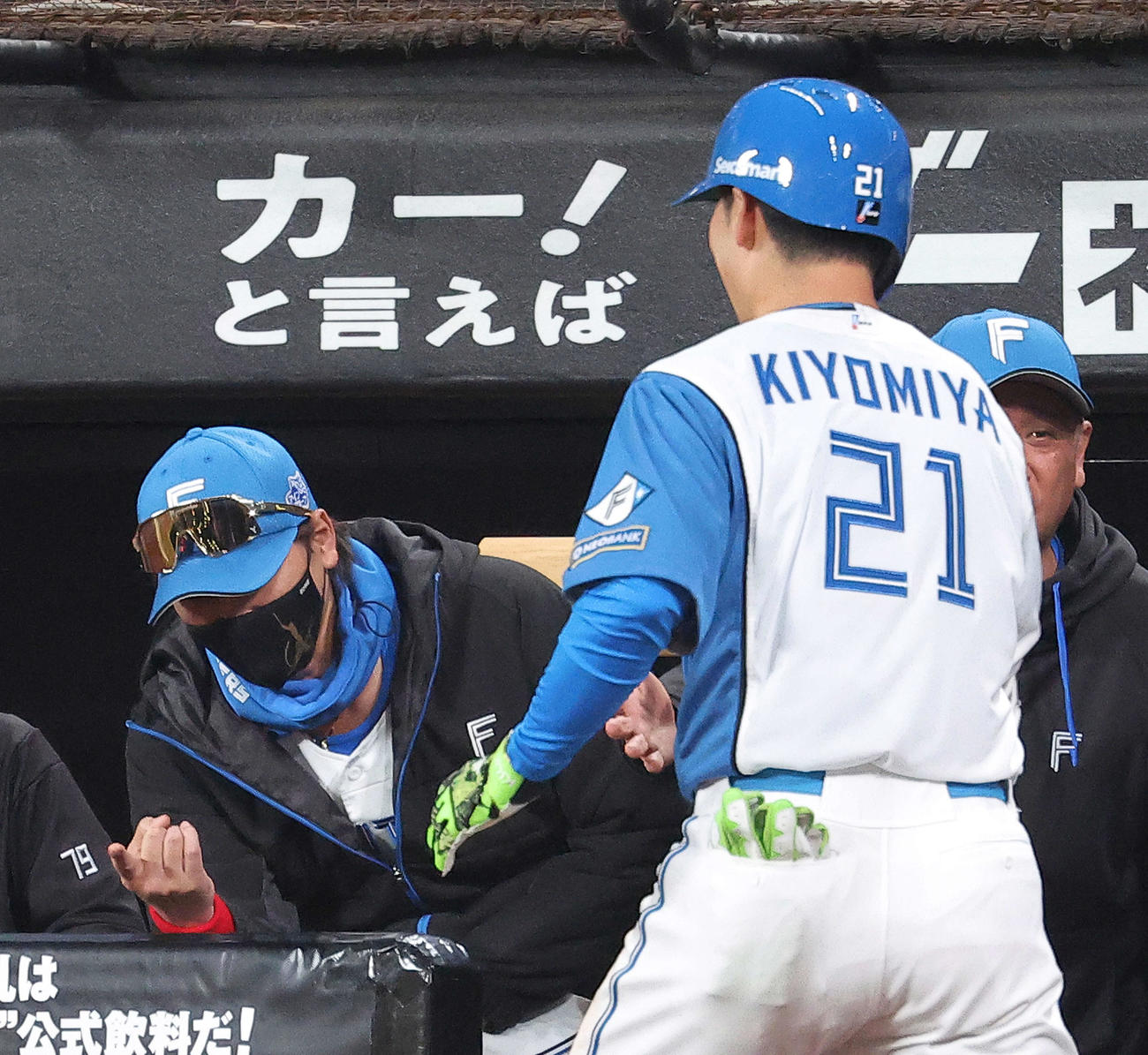 日本ハム対西武　3回裏日本ハム2死、右越えソロ本塁打で生還する清宮幸（右）を、人さし指を出しながら迎える迎える新庄監督（撮影・河田真司）