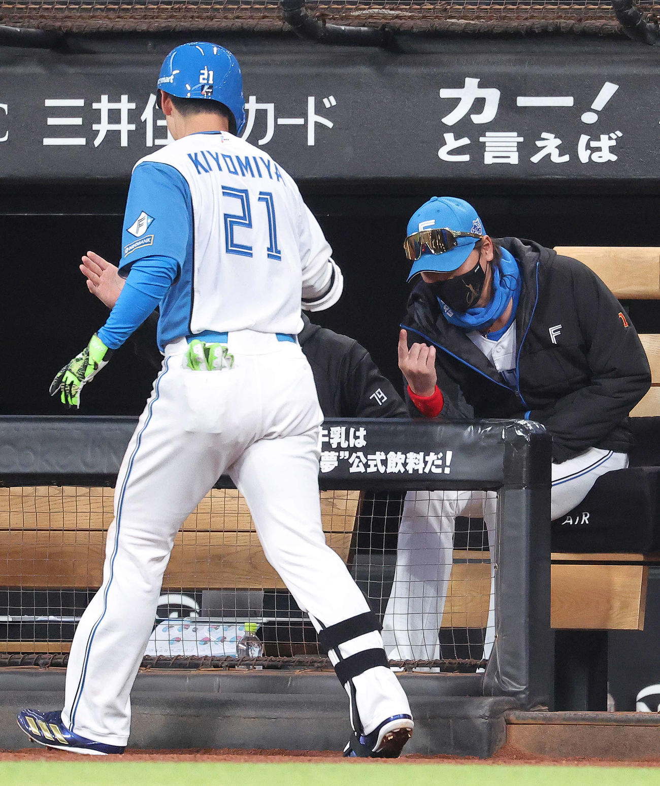 日本ハム対西武　3回裏日本ハム2死、右越えソロ本塁打で生還する清宮幸（左）を、人さし指を出しながら迎える新庄監督（撮影・河田真司）