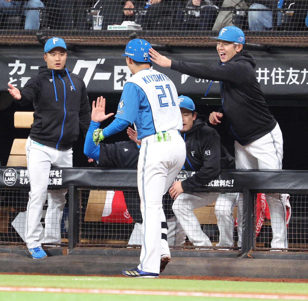 日本ハム対西武　3回裏日本ハム2死、右越えソロ本塁打で生還し、チームメートに迎えられる清宮幸（中央）（撮影・河田真司）
