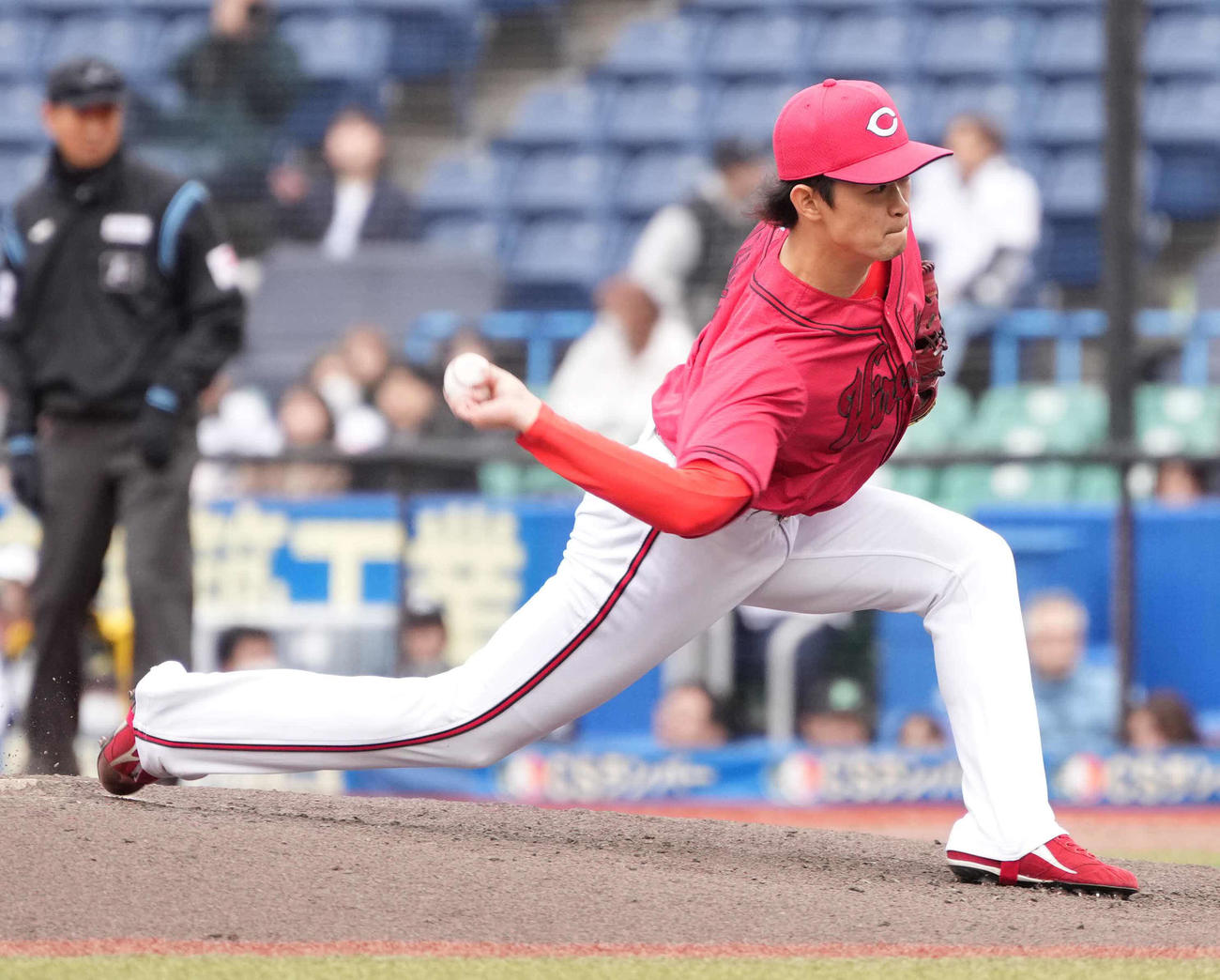 ロッテ対広島　広島6番手で登板した鈴木（撮影・小沢裕）