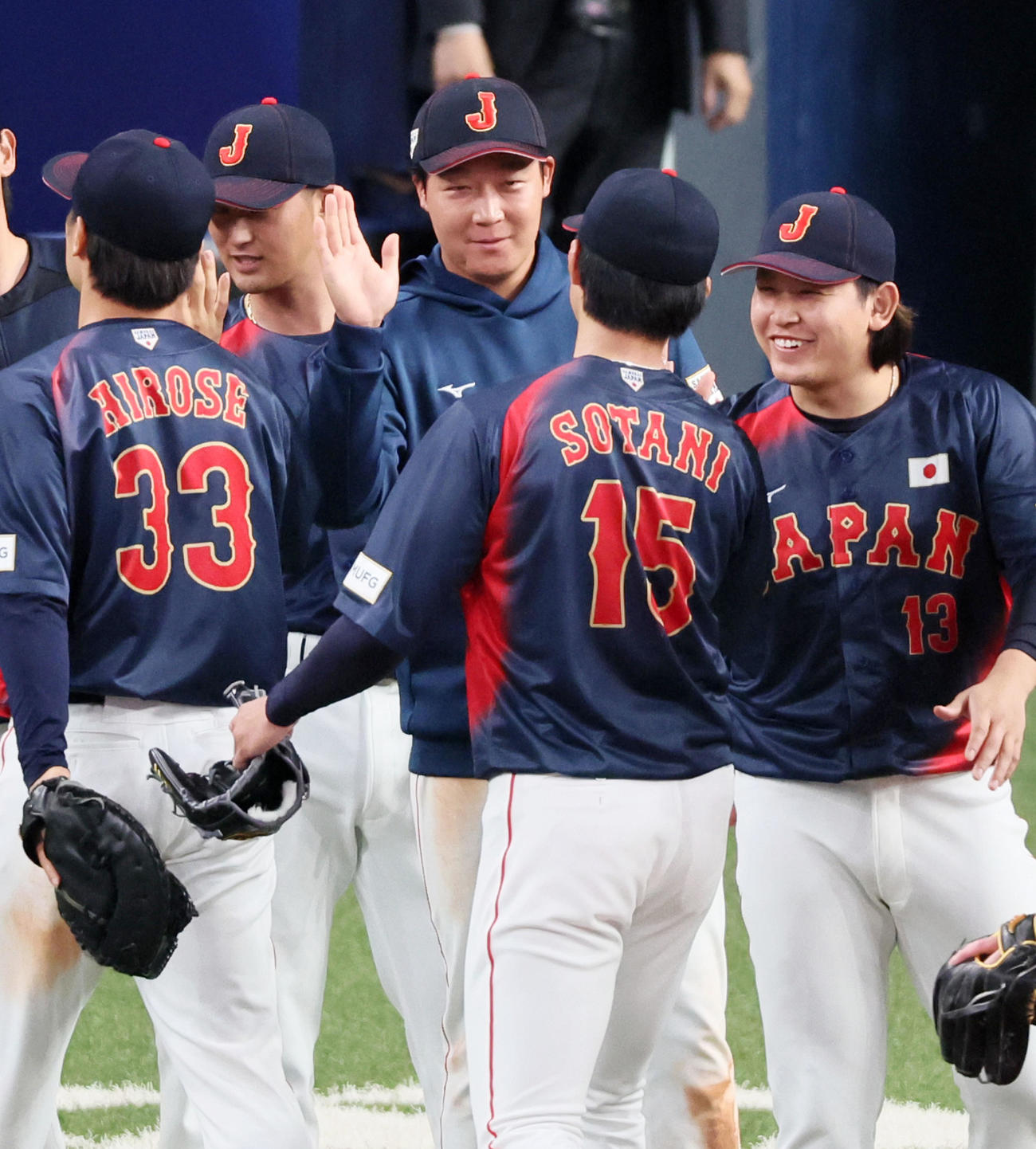 日本対オランダ　オランダに連勝し、曽谷（手前）らとタッチを交わす大山（後方中央）。右は宮城（撮影・加藤哉）