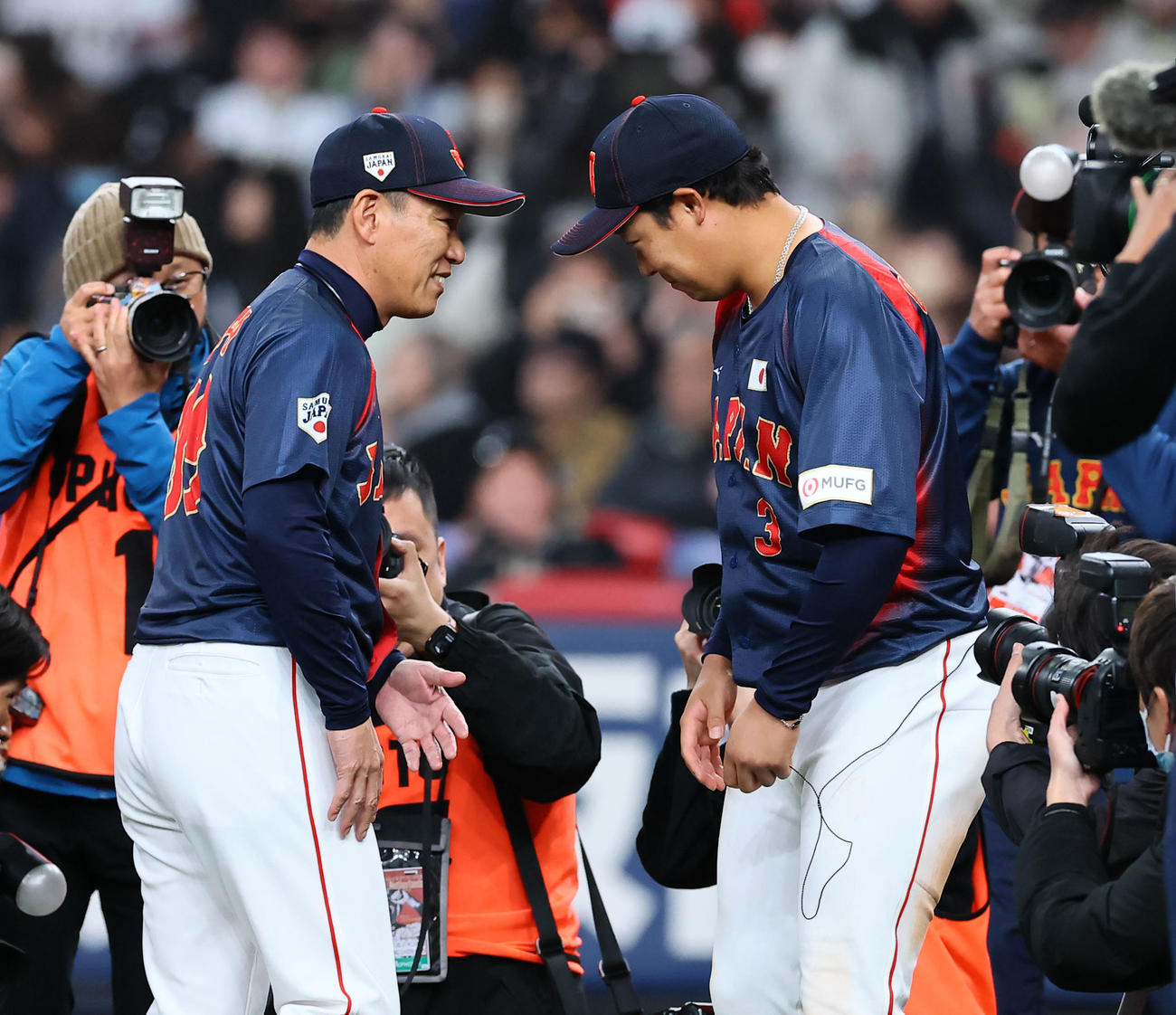 オランダ対日本　インタビューを終え、大山（右）に声をかける日本井端監督（撮影・藤尾明華）