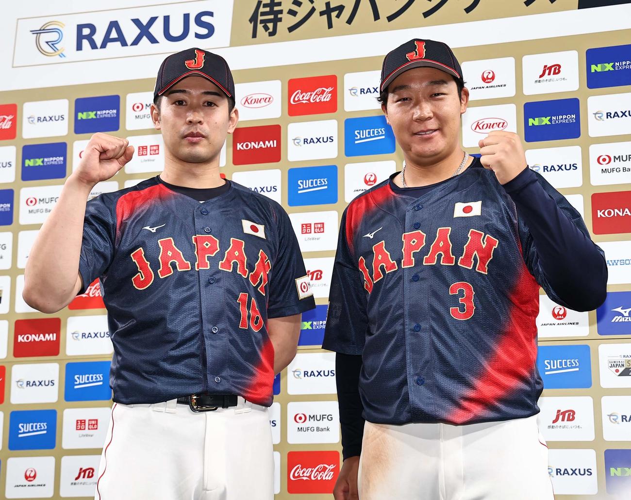 日本対オランダ　お立ち台でガッツポーズする種市（左）と大山（撮影・上田博志）