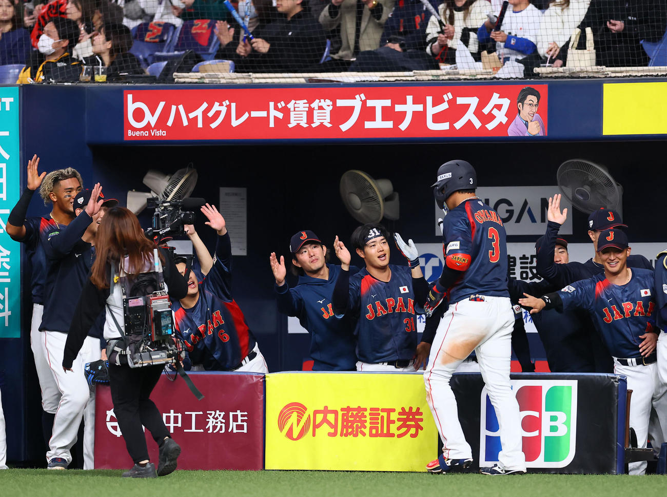 オランダ対日本　5回表日本2死、本塁打を放った大山（手前右）を出迎える日本ナイン（撮影・藤尾明華）